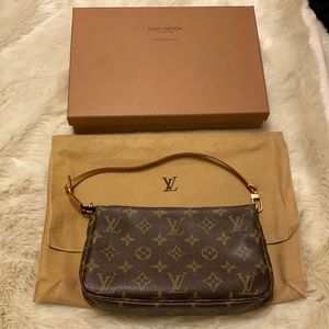 Louis Vuitton Pochette great condition